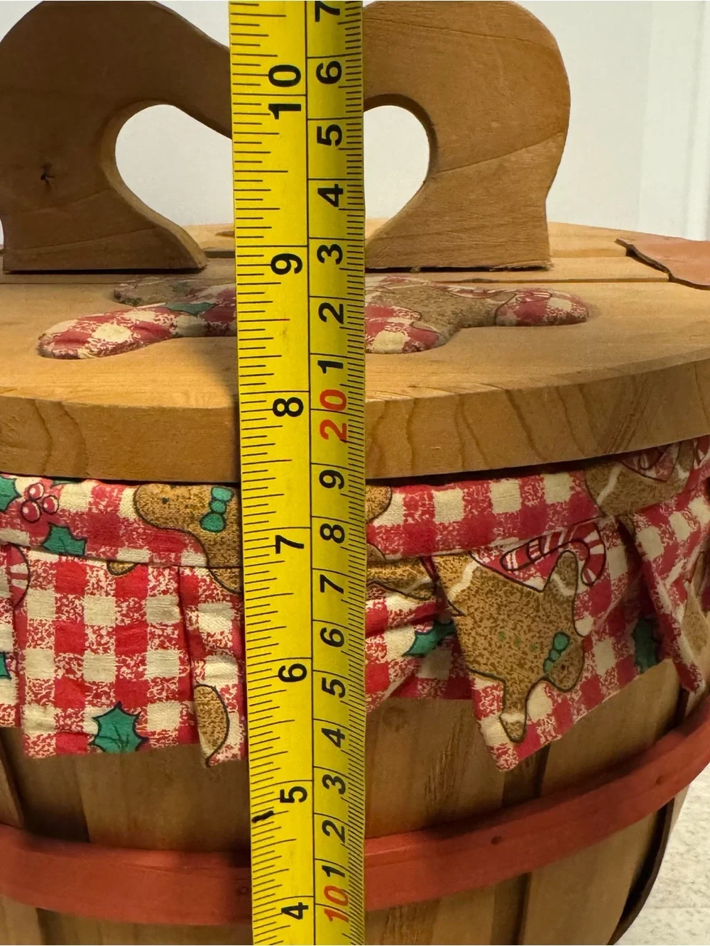 VTG Half Bushel Lined Sewing Basket with 1 Christmas Gingerbread Shaped Handle